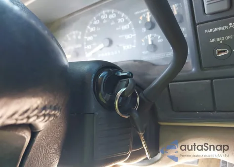 1997 Chevrolet C1500 Sportside z USA, uszkodzony, nr VIN 2GBEC19R0V1103973